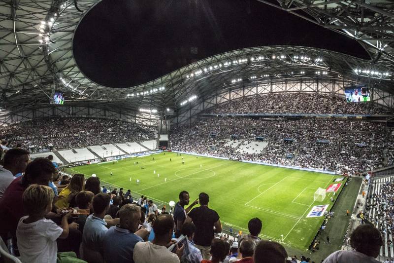 Transport depuis l'aéroport pour 5 personnes qui vont voir un match de foot au Vélodrome au Prado à Marseille